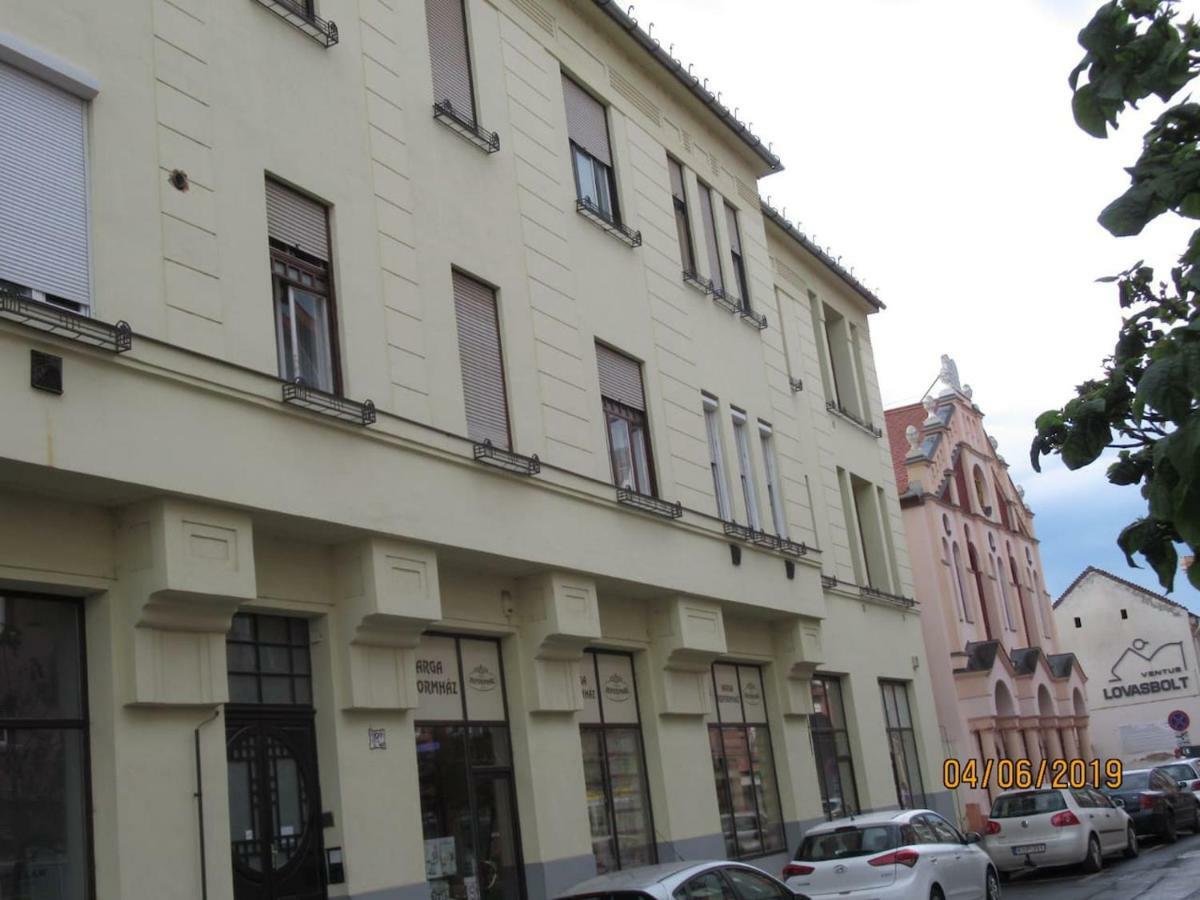Pásti Centrál apartment. Debrecen Exterior foto